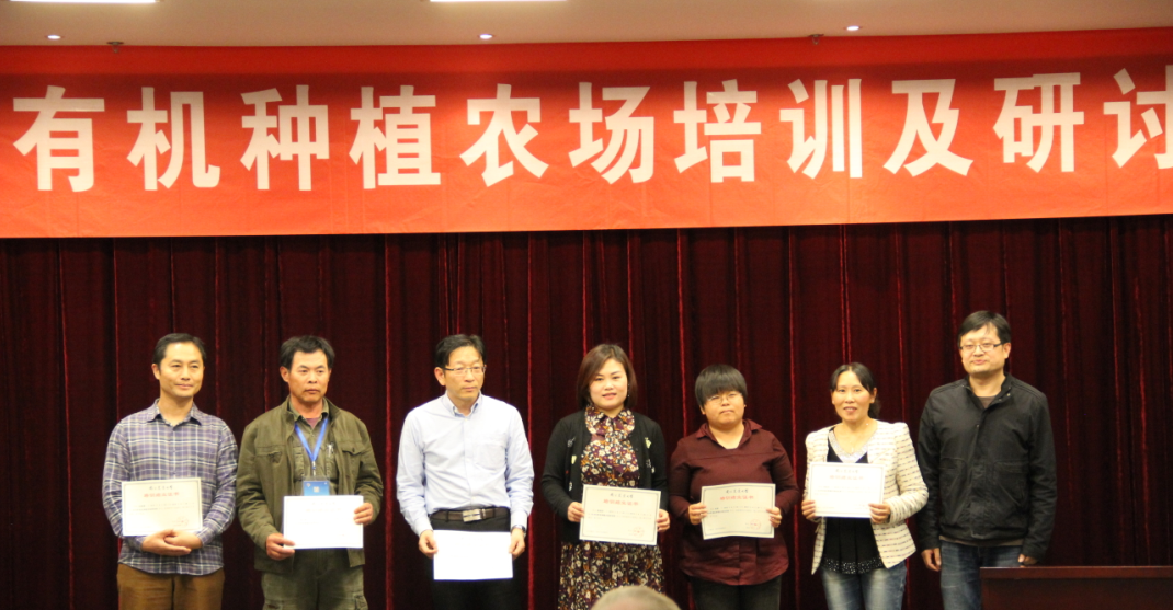 9麻豆av
副院长叶永浩教授为参会代表颁发结业证书